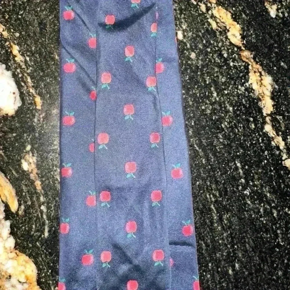Lot of 3 Assorted Men’s Ties! One Silk, One from the 80s, & one for Christmas! - Picture 8 of 12